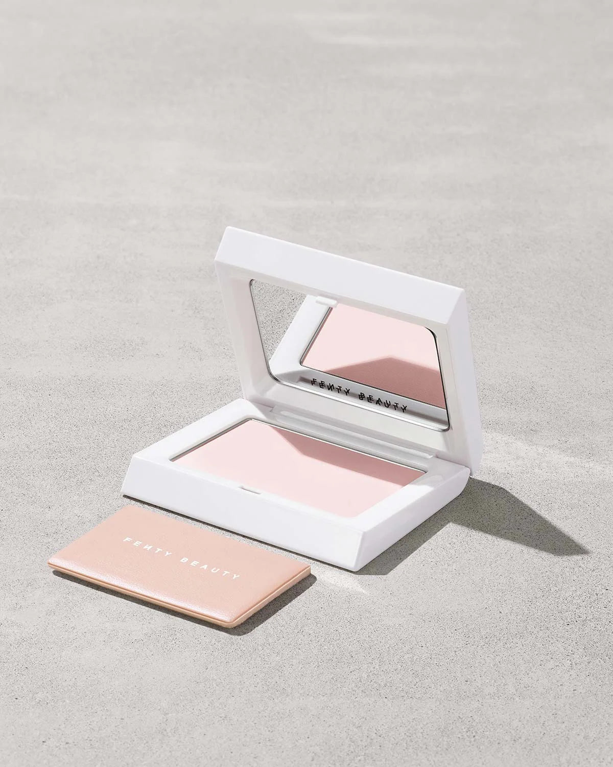 Fenty Beauty - Bright Fix (Polvo fijador compacto) 7.95g